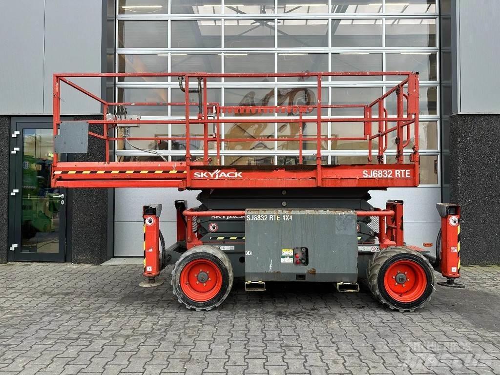 SkyJack SJ6832 RTE Ollós emelők