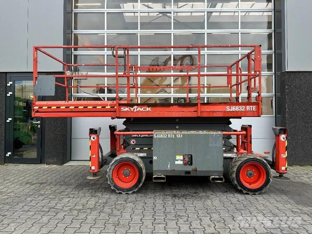 SkyJack SJ6832 RTE Ollós emelők
