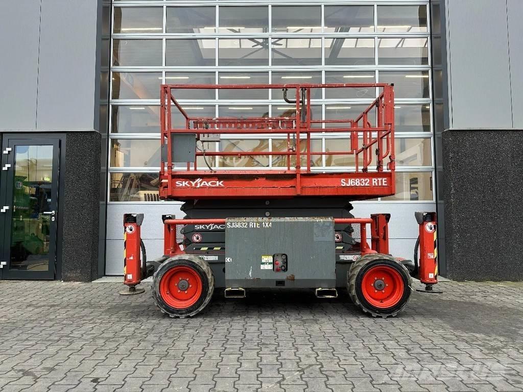 SkyJack SJ6832 RTE Ollós emelők