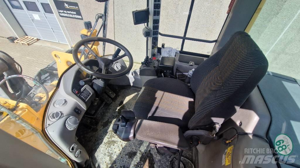 Volvo L 120 F Gumikerekes homlokrakodók