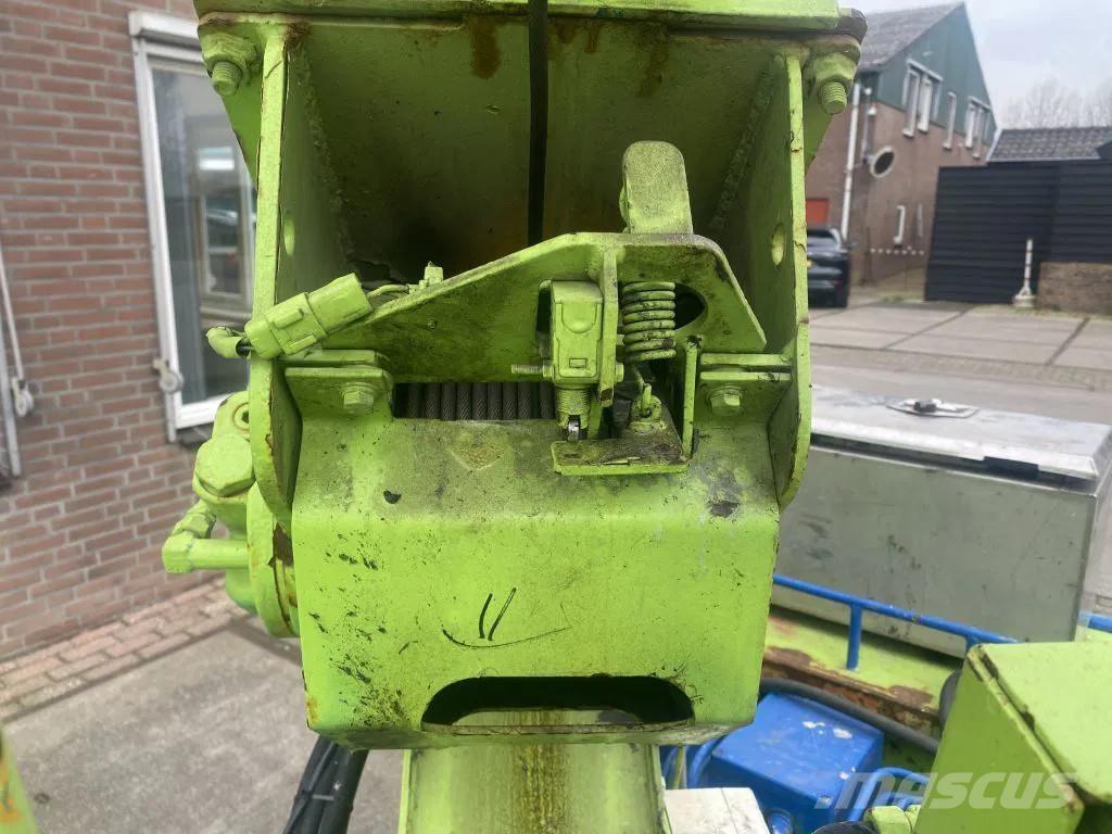 Maeda MC-305C Lánctalpas daruk