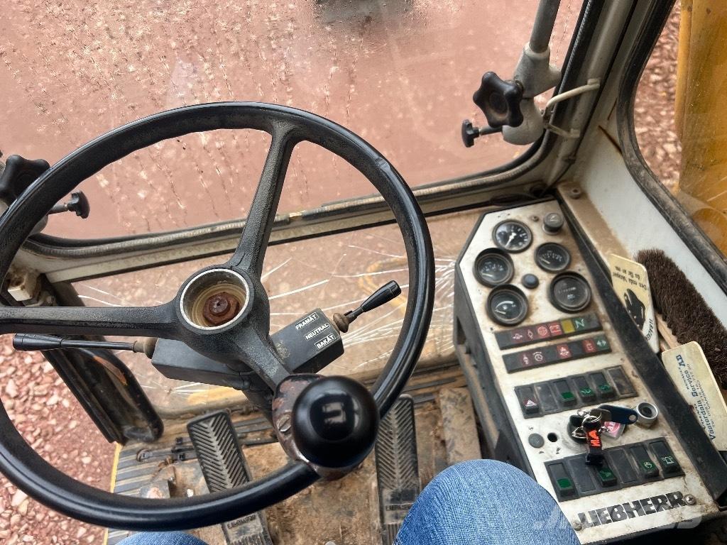 Liebherr 902 Gumikerekes kotrók