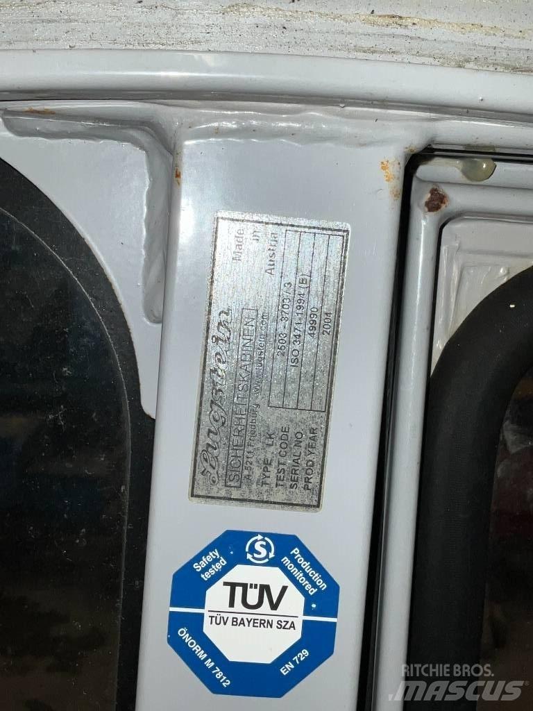 Neuson 2503 / 3503 Vezetőfülke és belső tartozékok