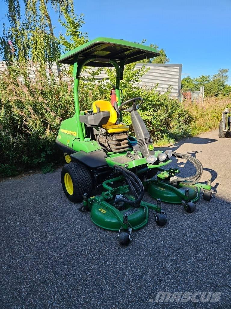 John Deere 7400 A Három késhengeres fűnyírók