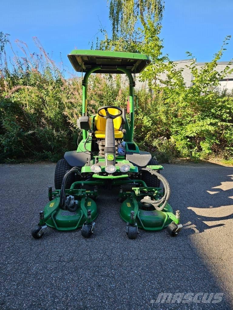 John Deere 7400 A Három késhengeres fűnyírók