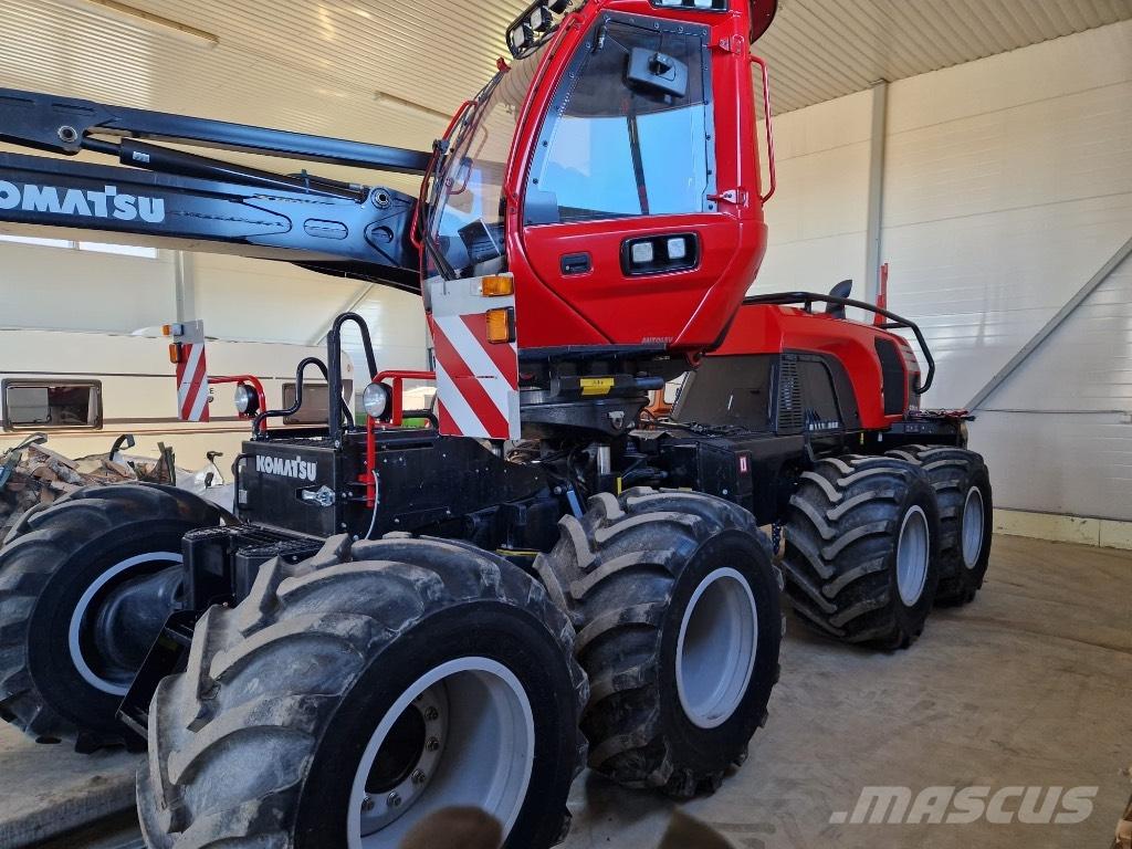 Komatsu 931 XC Betakarítók