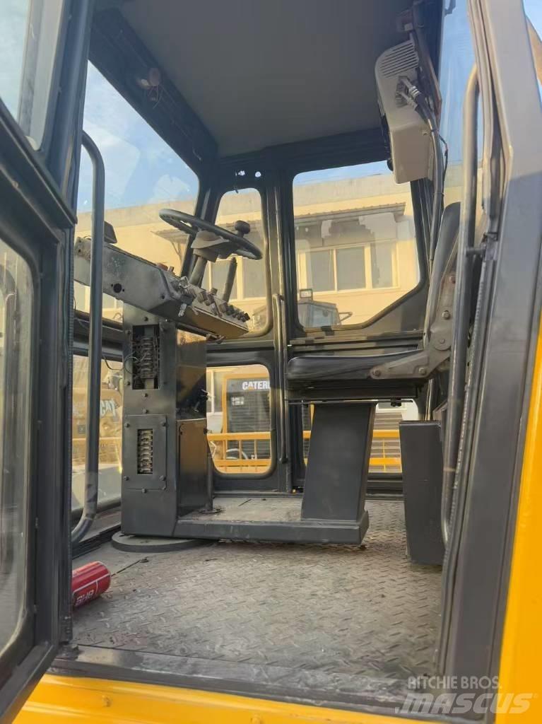 Dynapac CC 211 Ikerdobos hengerek
