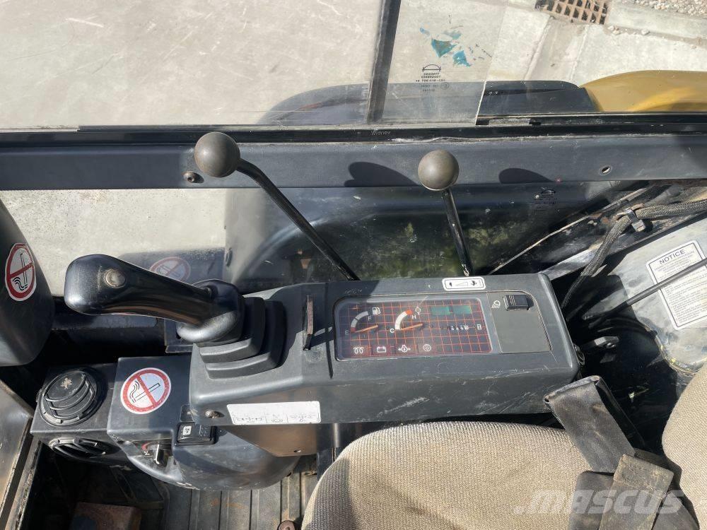 CAT 302.5 Mini kotrók < 7t