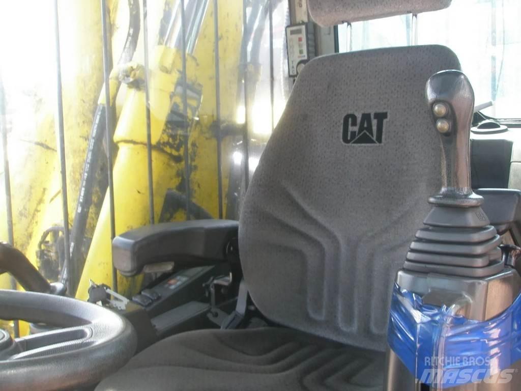 CAT M318F Gumikerekes kotrók