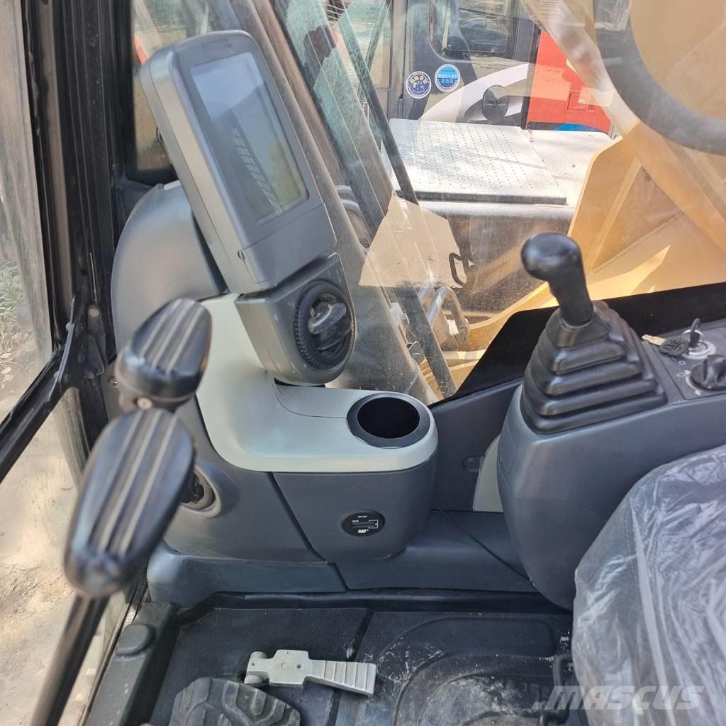 CAT 320D2 Lánctalpas kotrók