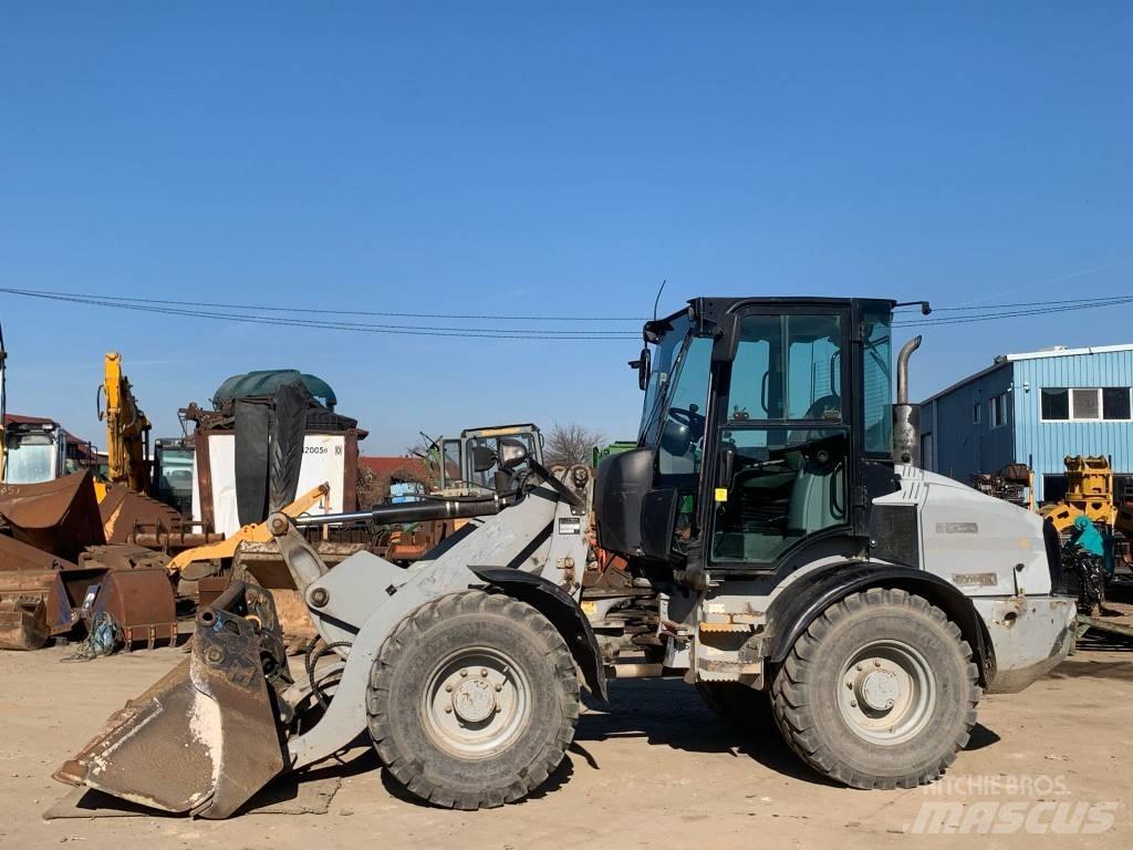 CAT 908H Gumikerekes homlokrakodók