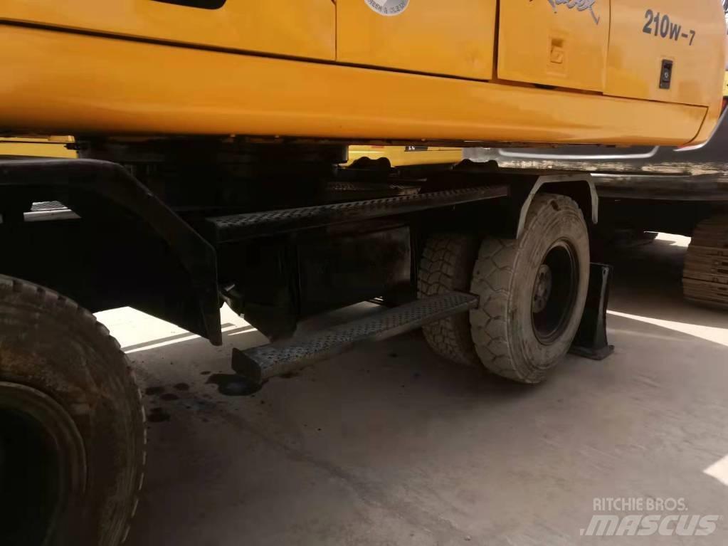 Hyundai 210-7 Gumikerekes kotrók