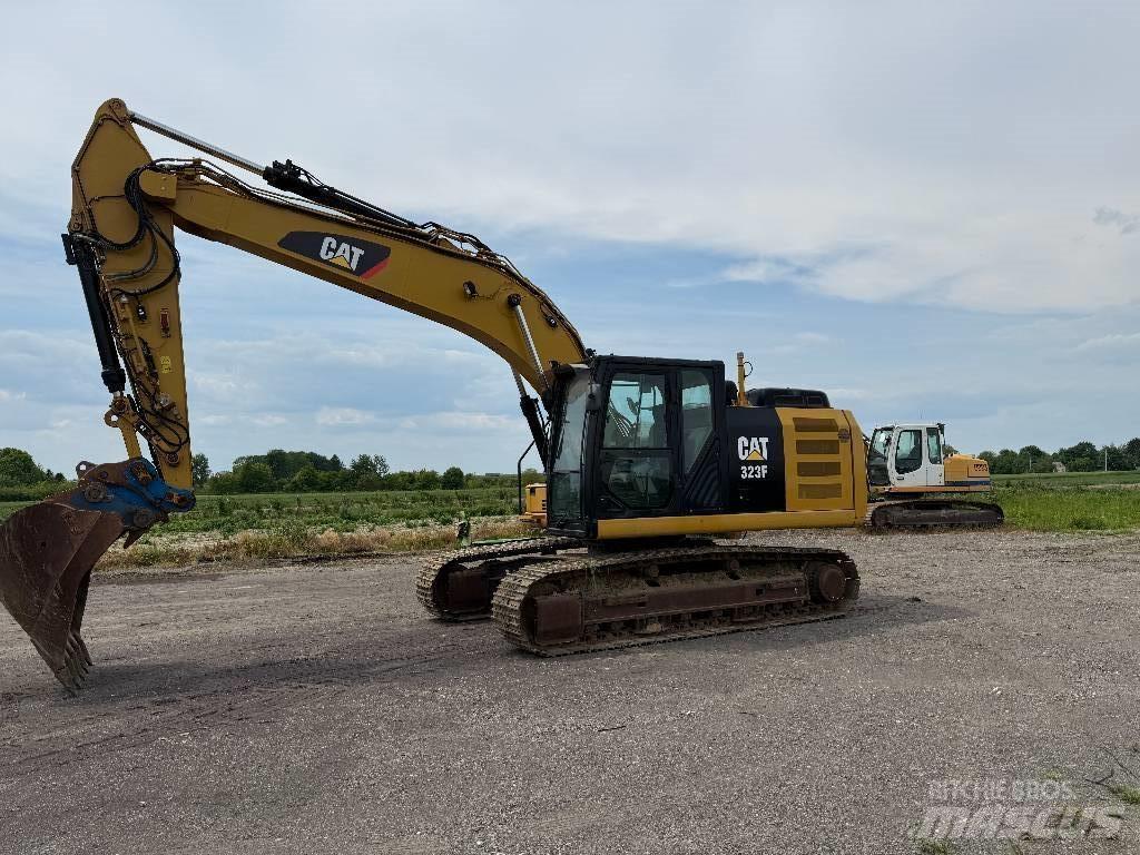 CAT 323 F L Lánctalpas kotrók