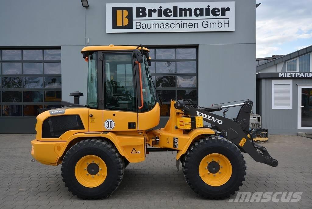 Volvo L 30 HS Gumikerekes homlokrakodók