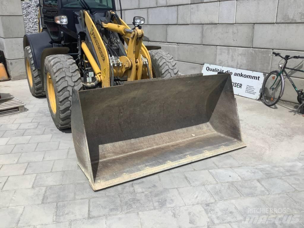 Komatsu WA100M-8 Gumikerekes homlokrakodók
