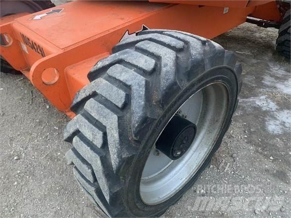 JLG 600AJ Karos emelők