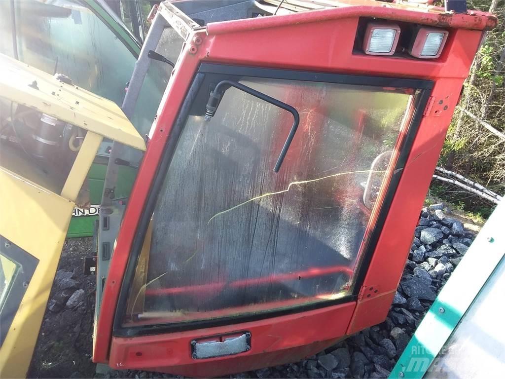 Komatsu 911.5 Vezetőfülke és belső tartozékok