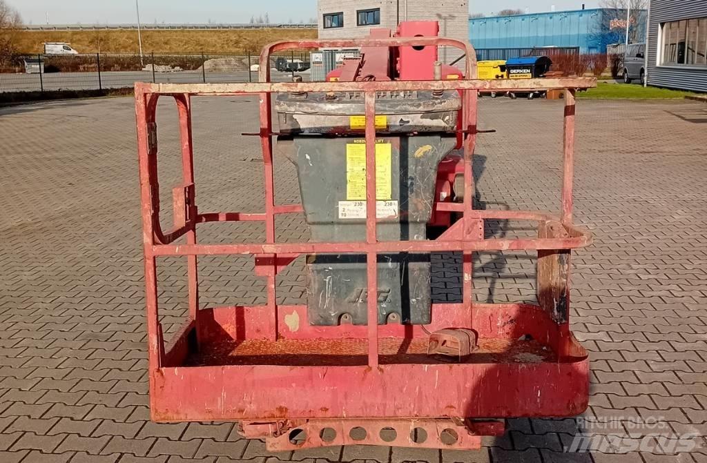 JLG E 400 AJPN Karos emelők