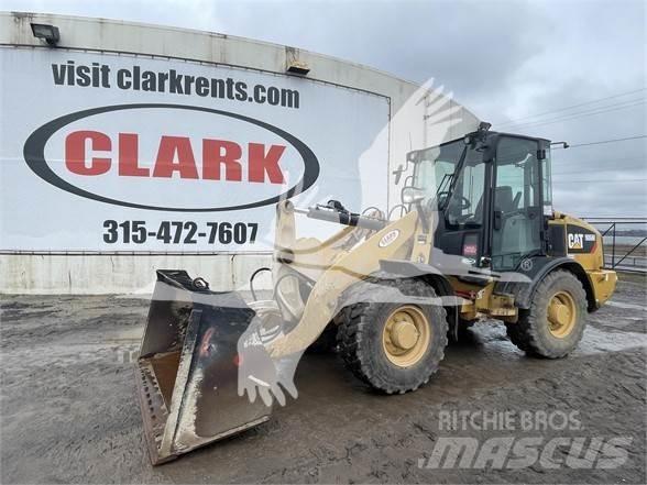 CAT 906M Gumikerekes homlokrakodók
