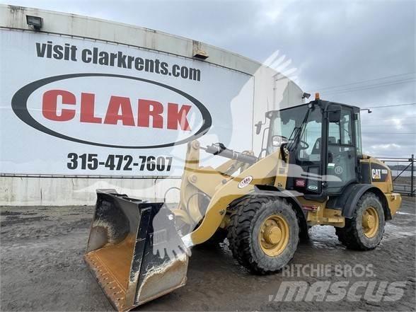 CAT 906M Gumikerekes homlokrakodók