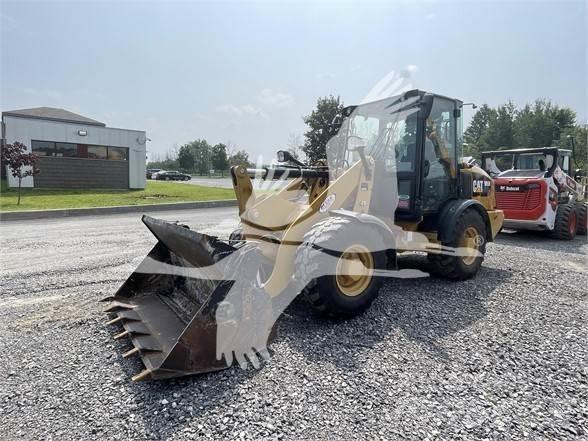 CAT 906M Gumikerekes homlokrakodók