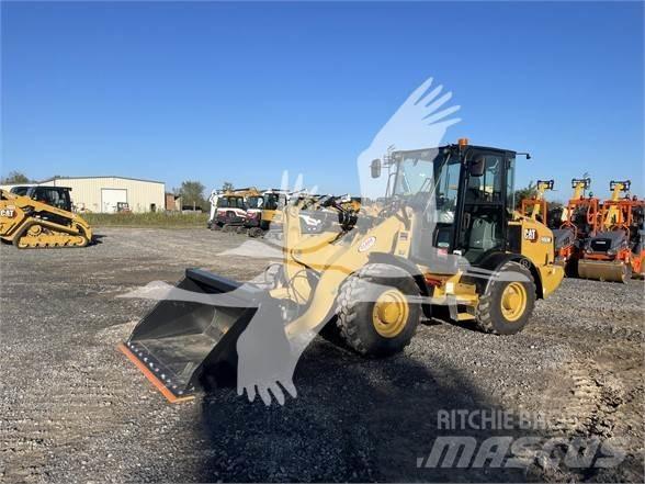 CAT 906M Gumikerekes homlokrakodók