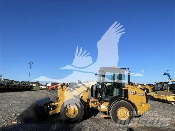 CAT 906M Gumikerekes homlokrakodók