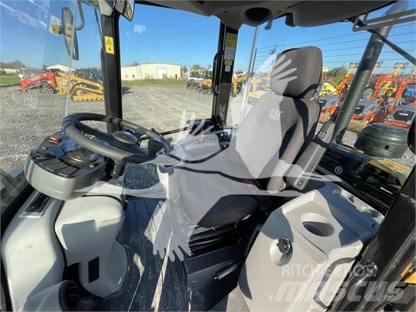 CAT 906M Gumikerekes homlokrakodók