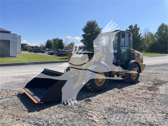 CAT 906M Gumikerekes homlokrakodók