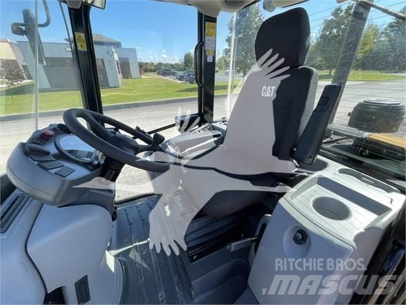 CAT 906M Gumikerekes homlokrakodók