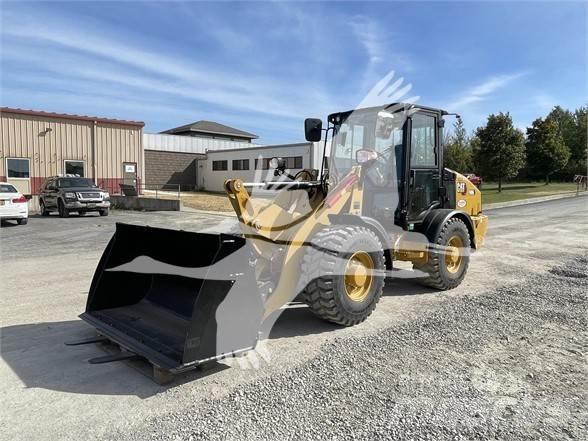 CAT 906M Gumikerekes homlokrakodók