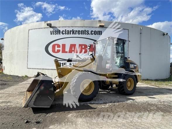 CAT 908M Gumikerekes homlokrakodók