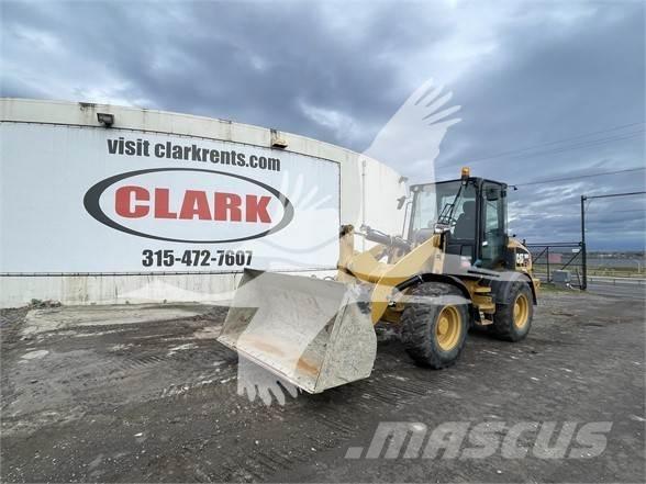 CAT 908M Gumikerekes homlokrakodók