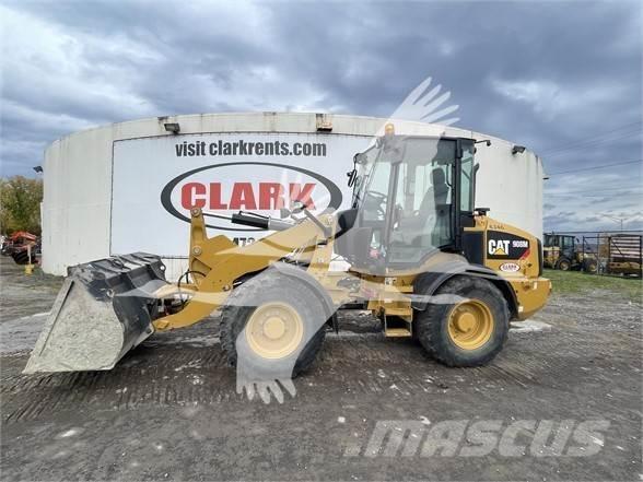 CAT 908M Gumikerekes homlokrakodók