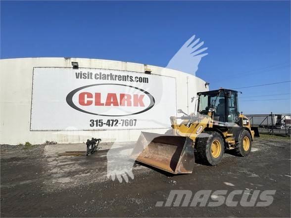CAT 908M Gumikerekes homlokrakodók