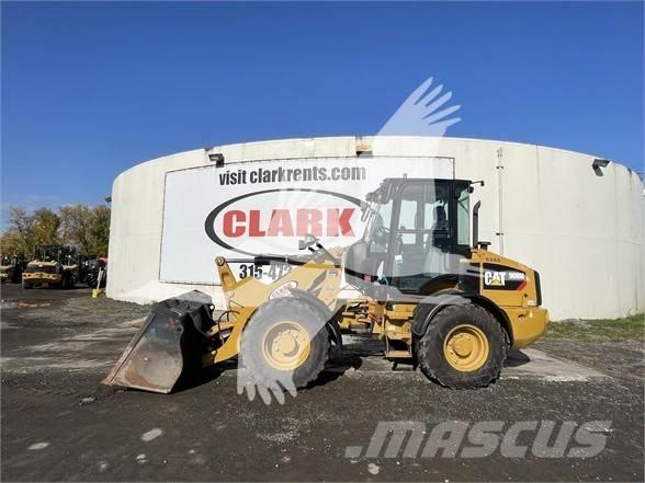 CAT 908M Gumikerekes homlokrakodók