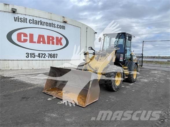 CAT 908M Gumikerekes homlokrakodók