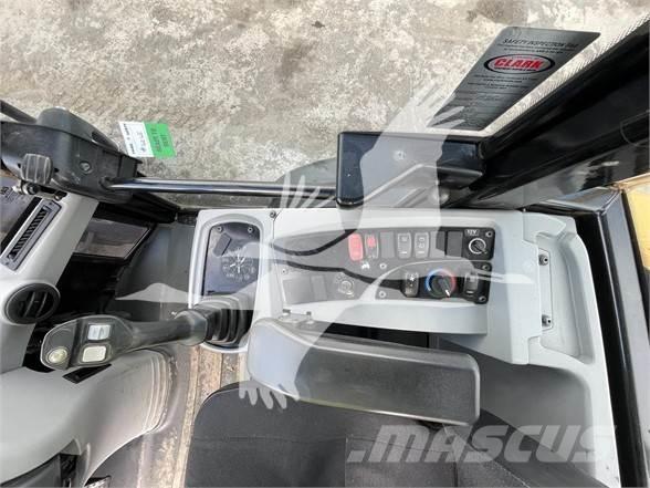 CAT 908M Gumikerekes homlokrakodók