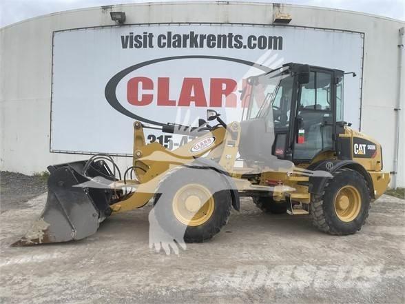 CAT 908M Gumikerekes homlokrakodók