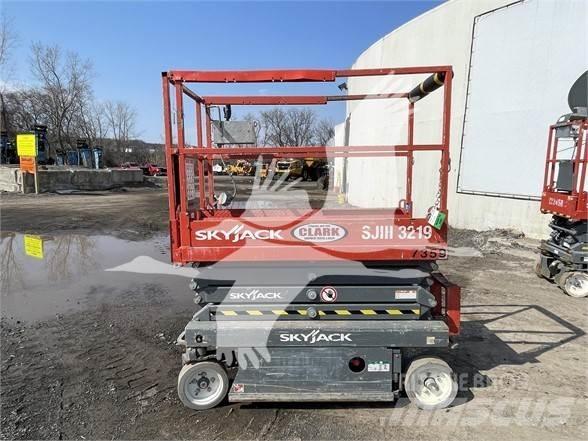 SkyJack SJ3219 Ollós emelők