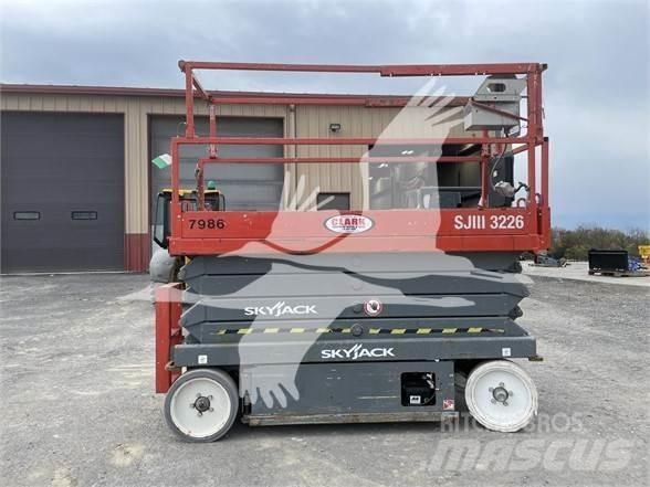 SkyJack SJ3226 Ollós emelők