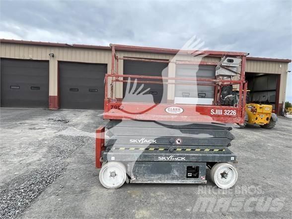 SkyJack SJ3226 Ollós emelők