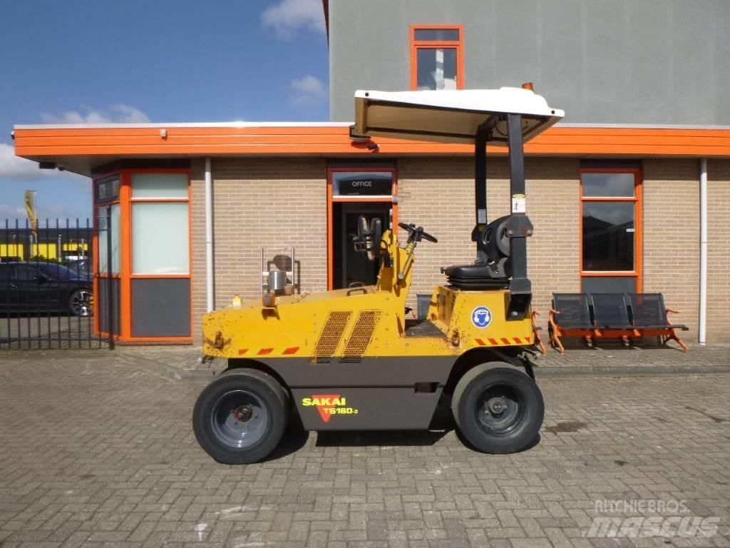 Sakai TS160-2 Pneumatikus kerekes hengerek