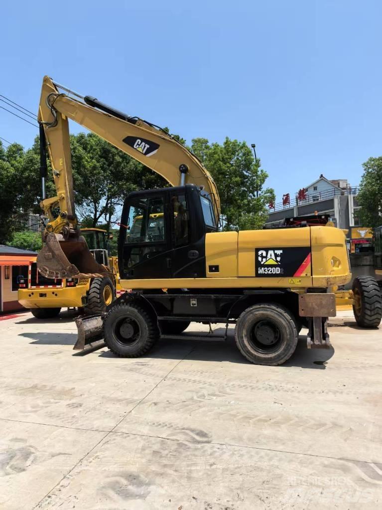 CAT M 320 Gumikerekes kotrók