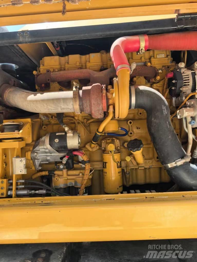 CAT M 320 Gumikerekes kotrók