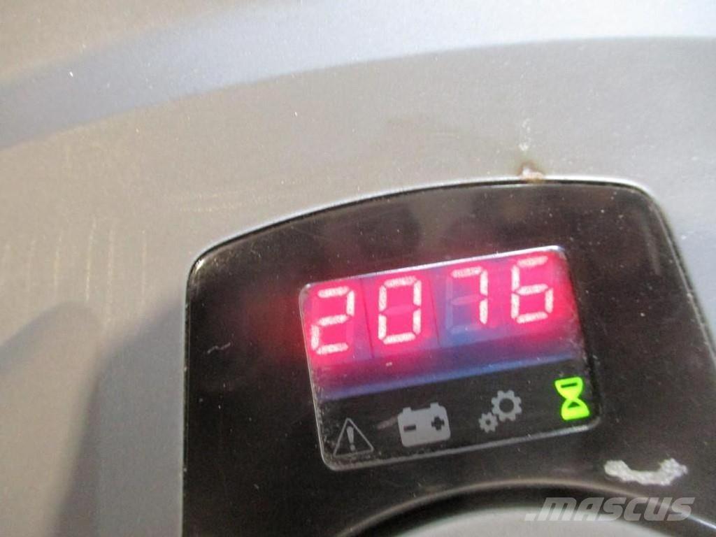 Toyota LPE200 Vezetőállásos alacsony emelőkocsi