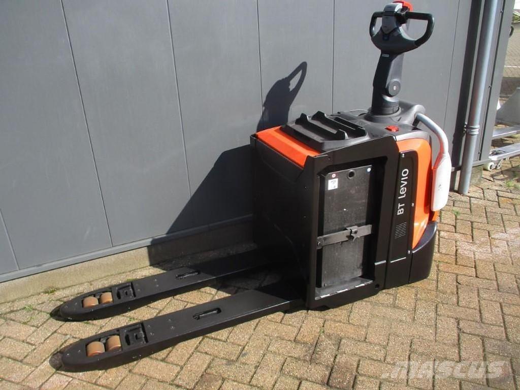 Toyota LPE200 Vezetőállásos alacsony emelőkocsi