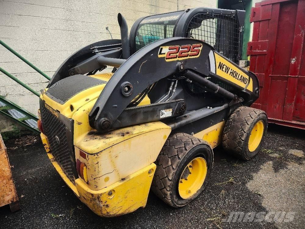 New Holland 225L Kompaktrakodók