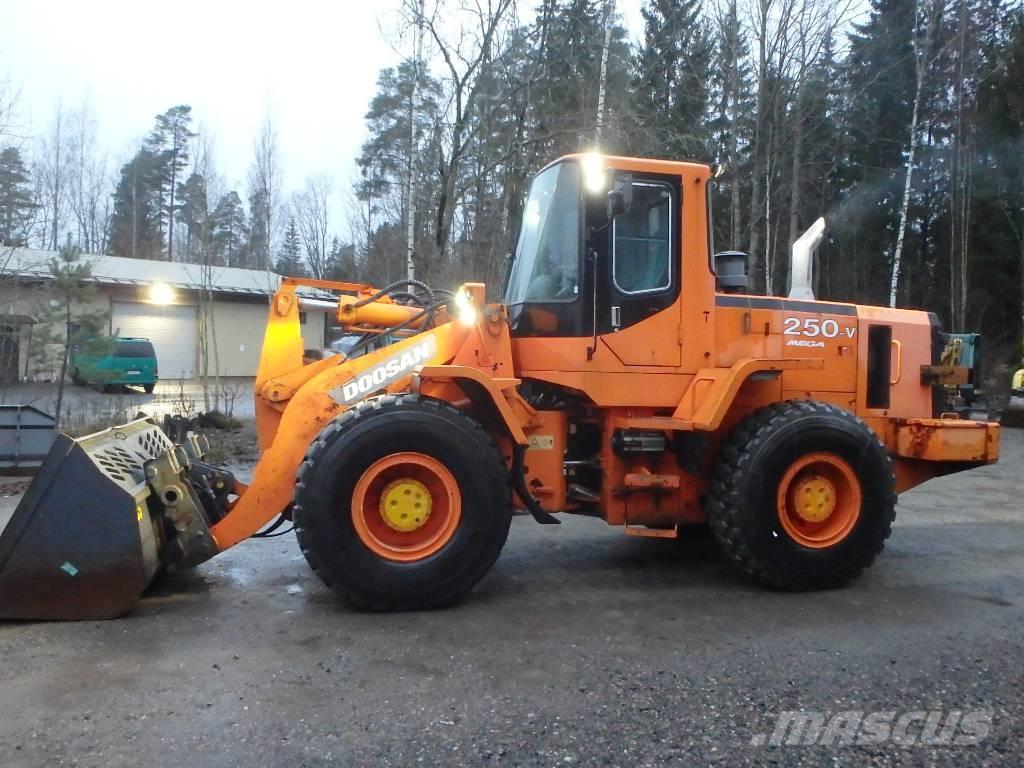 Daewoo Mega 250 4x4 Gumikerekes homlokrakodók