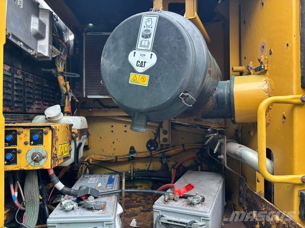 CAT 330 D L Lánctalpas kotrók